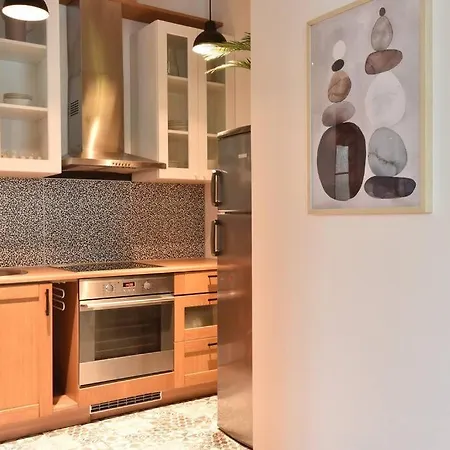 Serene 1br With Sauna & Private Entrance アパート