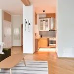 Serene 1br With Sauna & Private Entrance דירה